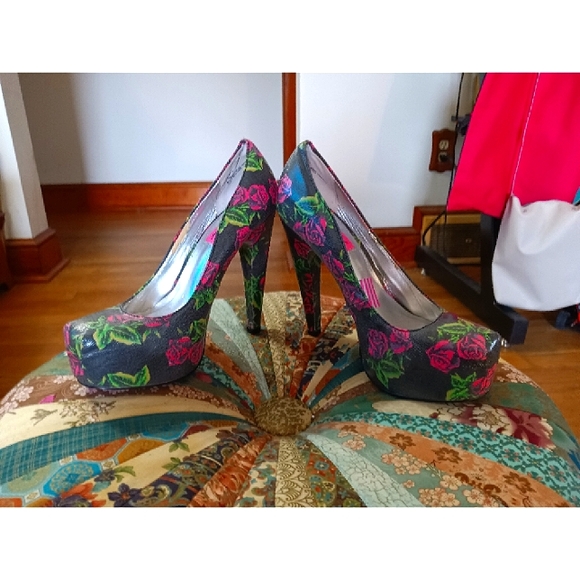 BETSEY JOHNSON- Rose Print Platform Heels sz 7.5 - Picture 5 of 13